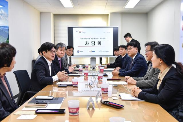 NSP통신-김병수 김포시장이 김포 환경재생 혁신복합단지 추진을 위해 방문한 환경부와 협력을 위한 회의를 진행하고 있는 모습. (사진 = 김포시)