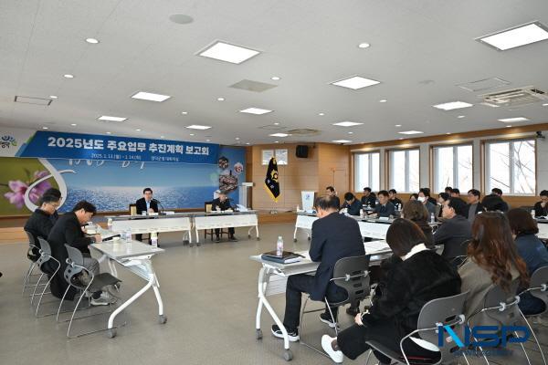 NSP통신-영덕군은 지난 13일과 14일 2일간 김광열 군수를 비롯한 문성준 부군수, 부서장, 담당 팀장 등 주요 간부들이 참석한 가운데 2025년 주요 업무 보고회를 개최했다. (사진 = 영덕군)