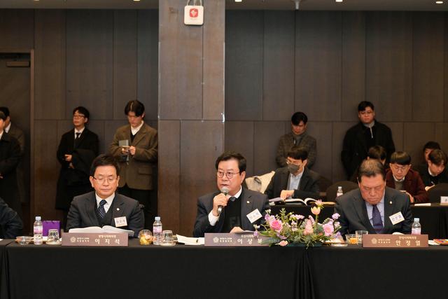 NSP통신-14일 이상복 오산시의회 의장(가운데)이 제안설명을 하고 있다. (사진 = 오산시의회)