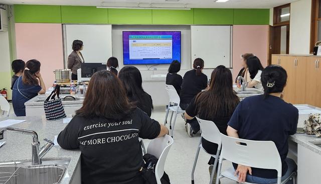 NSP통신-수원시학교급식지원센터가 2024년 찾아가는 학부모 식생활 교육을 하고 있다. (사진 = 수원시)