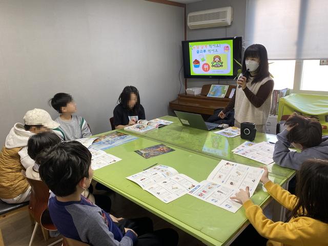 NSP통신-15일 영통구 매탄지역아동센터에서 열린 영양교육 모습. (사진 = 수원시)