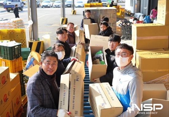 NSP통신-허순구 조합장과 직원들 행복나눔 꾸러미 포장 (사진 = 광양농협)