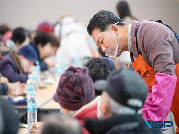 NSP통신-김장호 구미시장이 16일 금오종합사회복지관 경로식당을 방문해 200여 명의 어르신들께 배식 봉사를 진행하며 새해 인사와 덕담을 나눴다. (사진 = 구미시)