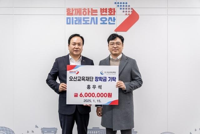 NSP통신-15일 이권재 오산시장(왼쪽)과 홍우석 드림앤트 대표가 장학금 전달식에서 기념촬영을 하는 모습. (사진 = 오산시)