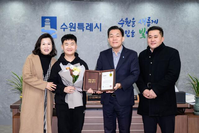 NSP통신-16일 이재준 수원시장(왼쪽 세번째)과 전시윤(왼쪽 두번째)군 및 부모가 기념촬영을 하고 있다. (사진 = 수원시)