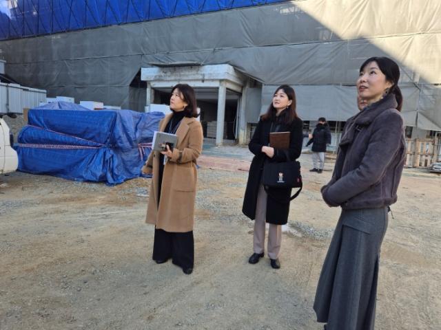NSP통신-장윤정 경기도의원이 안산국제비즈니스고등학교와 선부초등학교를 차례로 방문해 시설들을 살펴보고 있다. (사진 = 장윤정 의원실)