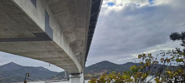 NSP통신-전남 805호선 지방도 은암대교 송전선로 (사진 = 윤시현 기자)