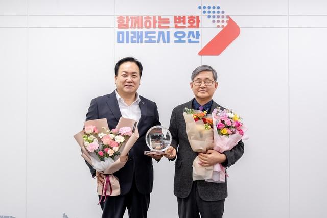NSP통신-15일 이권재 오산시장(왼쪽)과 심재철 1일 명예시장이 기념촬영을 하는 모습. (사진 = 오산시)