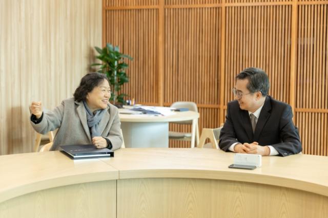 NSP통신-17일 오후 경기도지사 집무실에서 김동연 경기도지사와 인재근 경기도경제과학진흥원 이사장이 대화를 하고 있다. (사진 = 경기도)