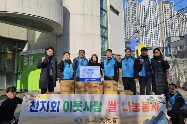 NSP통신-17일 김동은 수원시의원(뒷 줄 왼쪽)과 천지회 관계자들이 쌀 나눔봉사에서 기념촬영을 하고 있다. (사진 = 김동은의원)