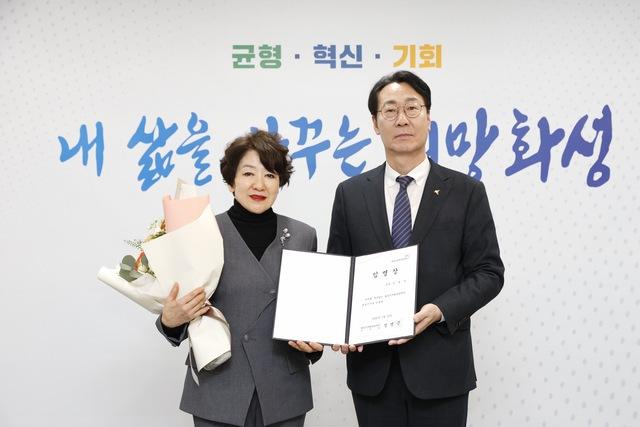 NSP통신-17일 정명근 화성시장(오른쪽)과 안필연 화성시문화관광재단 신임 대표가 기념촬영을 하고 있다. (사진 = 화성시)