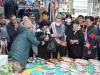 [NSP PHOTO]이강덕 포항시장, 설 앞두고 민생 속으로...전통시장 릴레이 장보기 챌린지 펼쳐