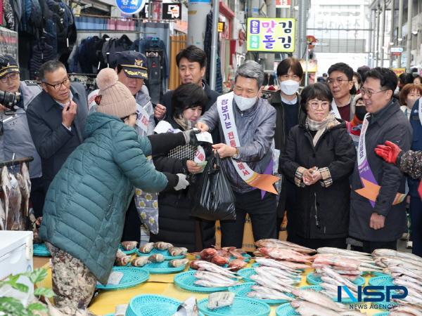 [NSP PHOTO]이강덕 포항시장, 설 앞두고 민생 속으로...전통시장 릴레이 장보기 챌린지 펼쳐