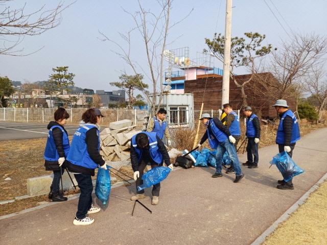 NSP통신-경기도 하천·계곡 지킴이 활동 모습. (사진 = 경기도)