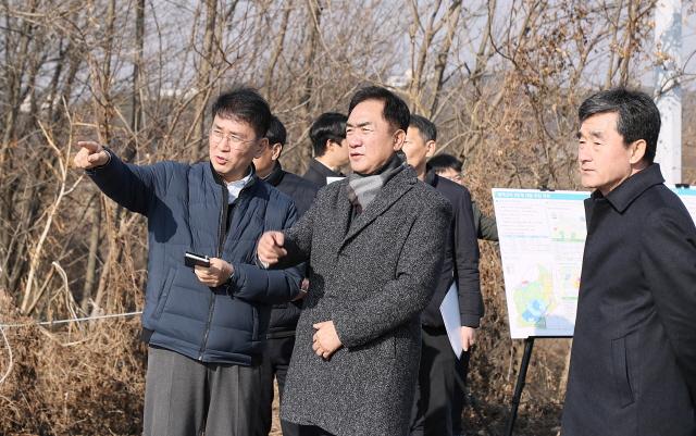 NSP통신-정장선 평택시장과 시 관계 공무원 및 LH 평택사업본부장 등 고덕 국제화지구 알파 탄약고 현장 방문 모습. (사진 = 평택시)