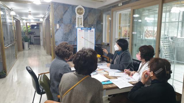 NSP통신-팔달구보건소 관계자가 감염취약시설 종사자들을 대상으로 감염병 교육을 하고 있다. (사진 = 수원시)