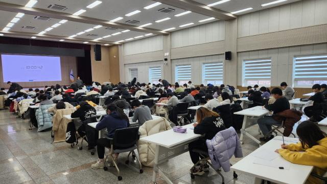 -안산시청 대회의실에서 고려대학교 의과대학 부속 안산병원 영재교육센터 입학 필기시험이 진행되고 있다. (사진 = 안산시)