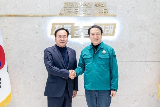 -이권재 오산시장(왼쪽)과 임태희 경기도교육감이 악수를 하고 있다. (사진 = 오산시)