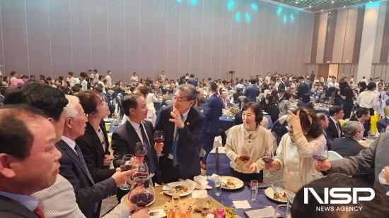 NSP통신-김순호 군수 세계 각국 연사들과 만찬 (사진 = 구례군청)