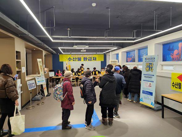 NSP통신-설명절 전통시장에서 수산물 구입하고 온누리상품권 환급받으세요, 국내산 수산물 구입 시 1인 최대 2만 원 환급,기존 중앙신시장에서 구시장·용상시장까지 확대 시행 (사진 = 안동시)
