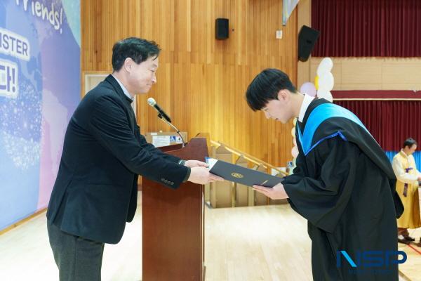 NSP통신-월성원자력본부 정원호 본부장이 한국국제통상마이스터고등학교 졸업식에서 장학금을 수여하고 있다. (사진 = 월성원자력본부)