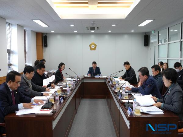 NSP통신-영천시의회는 20일 의원 및 집행부 관계 부서장이 참석한 가운데 전체 의원 정례간담회를 개최했다. (사진 = 영천시의회)