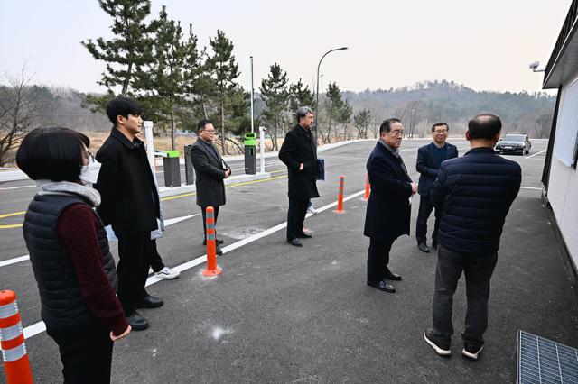 NSP통신-이병선 속초시장이 건설기계 공영주장을 살펴 보고 있는 모습. (사진 = 속초시)