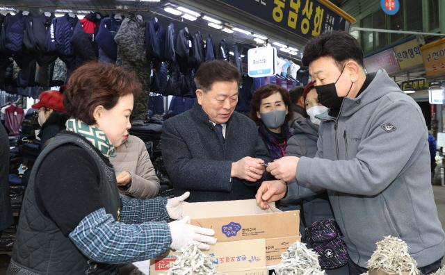 NSP통신-20일 박승원 광명시장이 광명전통시장에서 물가를 살피며 상인과 시민들을 격려하고 있다. (사진 = 광명시)