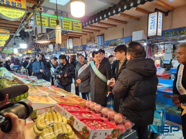 NSP통신-경주시가 설 명절을 맞아 20일부터 오는 27일까지 8일간 전통시장 및 상점가에서 설 명절 전통시장 장보기 행사에 나선다. (사진 = 경주시)