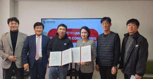 NSP통신-김포대와 우즈베키스탄 한브릿지컨설팅 유학원 간 외국인 유학생 유치 확대를 위한 업무협약 체결 기념촬영 모습. (사진 = 김포대학교)