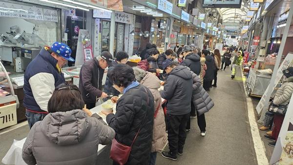 NSP통신-전통시장 떠국나눔행사 (사진 = 강서구)