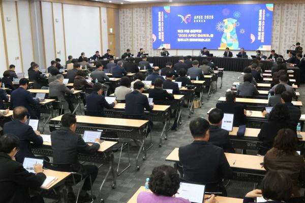 NSP통신-경주시가 21일 화백컨벤션센터(HICO)에서 새해 첫 확대간부회의를 열고 2025 경주 APEC 정상회의 준비 상황 점검에 나섰다. (사진 = 경주시)