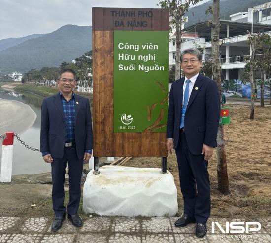 NSP통신-김순호 군수와 선짜군 인민위원장 우정 나무 심고 기념 찰영 (사진 = 구례군청)
