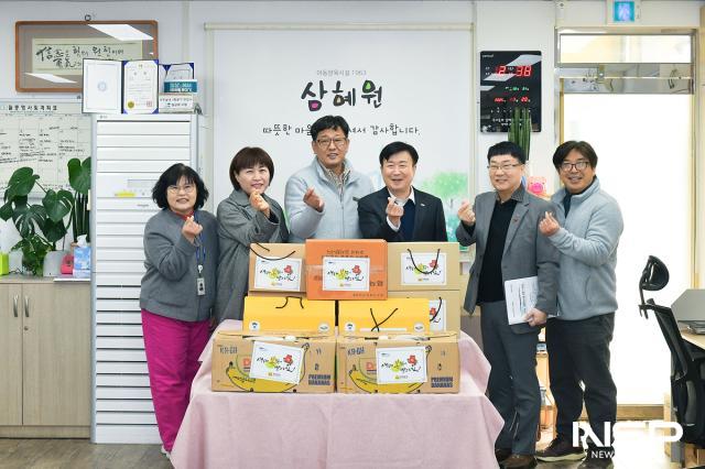 NSP통신-정기명 여수시장이 충무동 아동복지시설 삼혜원을 방문해 위문했다. (사진 = 여수시)