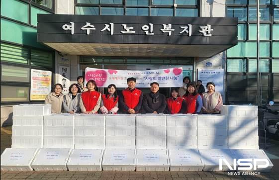 NSP통신-롯데케미칼 여수공장이 여수지역 독거노인 40세대에 설 명절 물품을 전달했다. (사진 = 롯데케미칼)