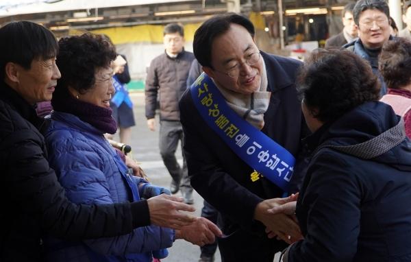 NSP통신-윤병태 나주시장이 지역 전통시장에서 설 명절맞이 장보기 행사에 참여하고 있다. (사진 = 나주시)