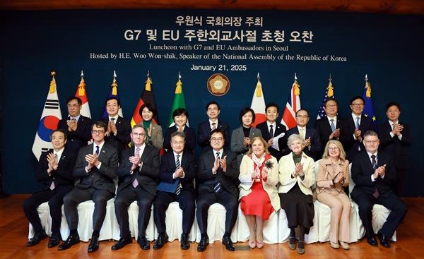 NSP통신-G7·EU 주한 외교사절 초청 간담회 기념사진 (사진 = 국회의장 공보 수석실)