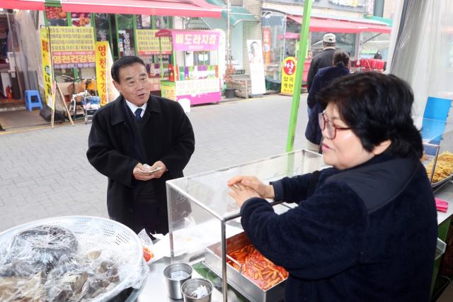 NSP통신-21일 이재식 수원시의회 의장(왼쪽)이 상인과 대화를 하고 있다. (사진 = 수원시의회)