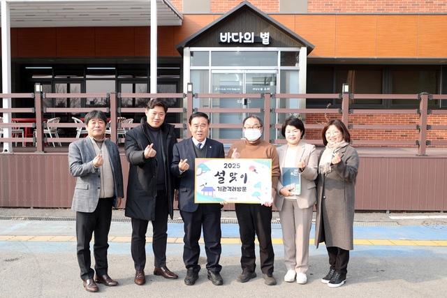 NSP통신-21일 이재식 수원시의회 의장(왼쪽 세번째)과 의원들이 복지기관을 방문 후 사진촬영을 하고 있다. (사진 = 수원시의회)