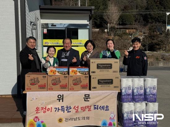 NSP통신-위생용품과 생필품 전달식 (사진 = 전남도의회)