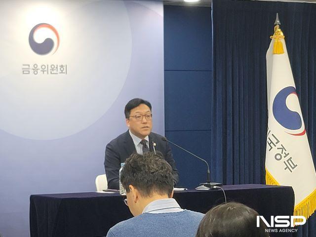 NSP통신-22일 김병환 금융위원장이 금융위원회 출입기자단 월례간담회에서 기자들의 질문에 답하고 있다. (사진 = 강수인 기자)