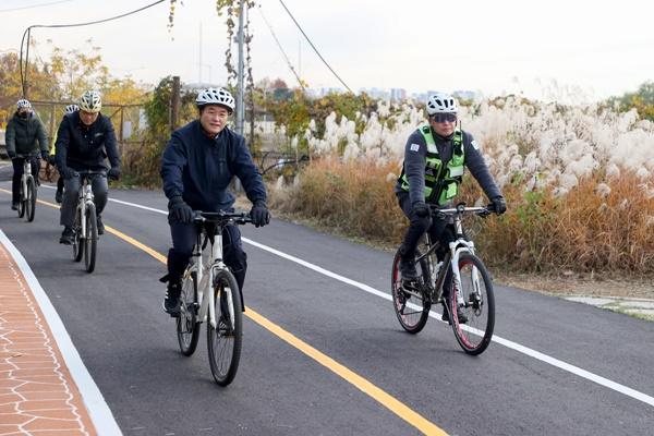 NSP통신-한강에서 시민들과 자전거를 타는 이동환 고양특례시장(전면 왼쪽) (사진 = 고양시)