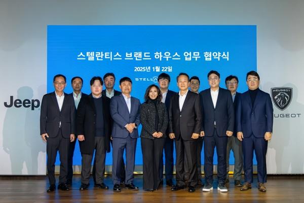 NSP통신-스텔란티스코리아 방실 대표와 파트너 딜러 사장단 (사진 = 스텔란티스 코리아)