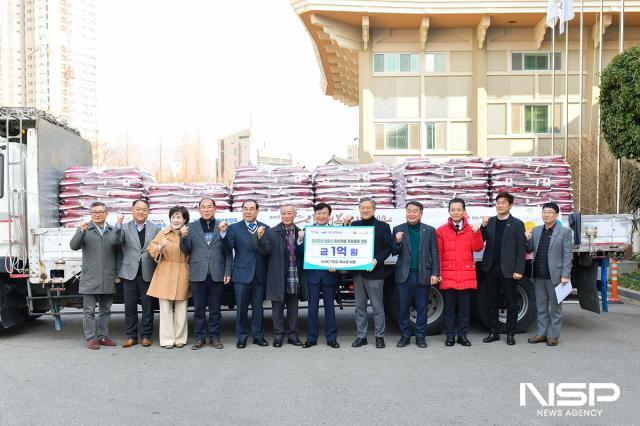 NSP통신-YC TEC 박수관 회장이 1억 원 상당의 사랑의 쌀 3570포를 여수시에 후원했다. (사진 = 여수시)