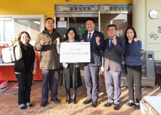 NSP통신-김진경 경기도의회 의장(오른쪽 세번째)이 21일 시흥시 소재 노인복지시설인 엘림양로원을 찾아 위문품 전달 후 기념촬영을 하고 있다. (사진 = 경기도)