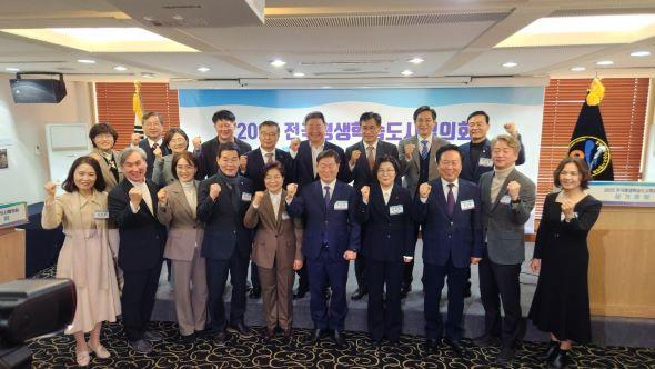 NSP통신-권기창 안동시장이 21일 서울클럽홀에서 열린 전국평생학습도시협의회 정기총회에서 제12대 전국평생학습도시협의회 이사에 선출됐다. (사진 = 안동시)