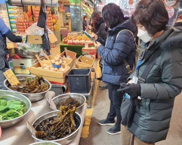 NSP통신-광명시가 설 명절을 앞두고 시민들이 안심하고 농수산물을 구매할 수 있도록 원산지 표시 지도·점검을 실시한다. 사진은 재래시장 원산지 표시 규정 점검 모습. (사진 = 광명시)