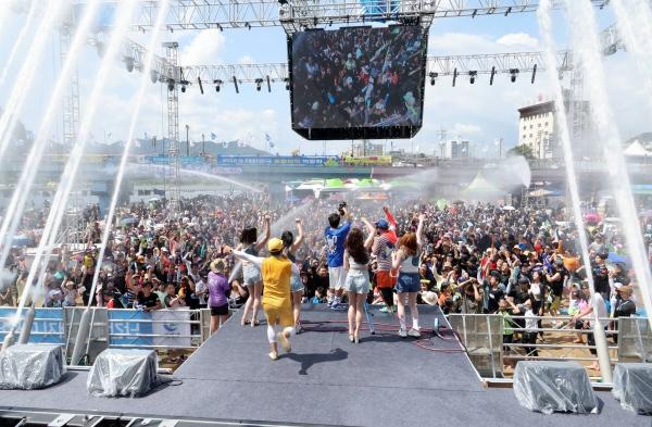 NSP통신-지난 해 열린 정남진 장흥 물축제 지상최대의 물싸움. (사진 = 장흥군)