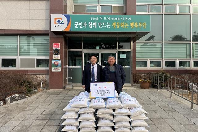 NSP통신-무안읍에 쌀을 기탁한 박상채 무안읍 농촌지도자 박상채 회장(우측)과 김도완읍장 (사진 = 무안읍)