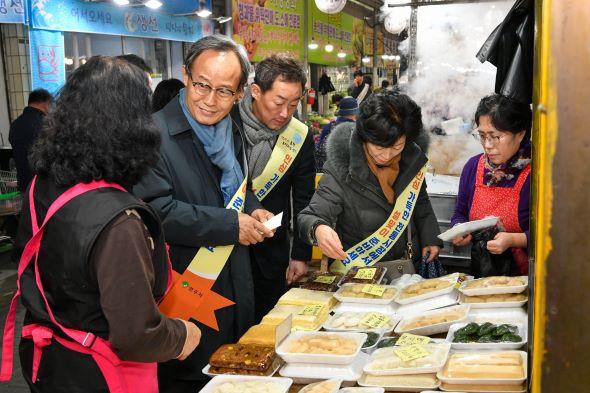 NSP통신-영주시 설맞이 전통시장 장보기 행사 개최, 23~24일 전통시장 장보기 및 물가안정 캠페인 진행 (사진 = 영주시)